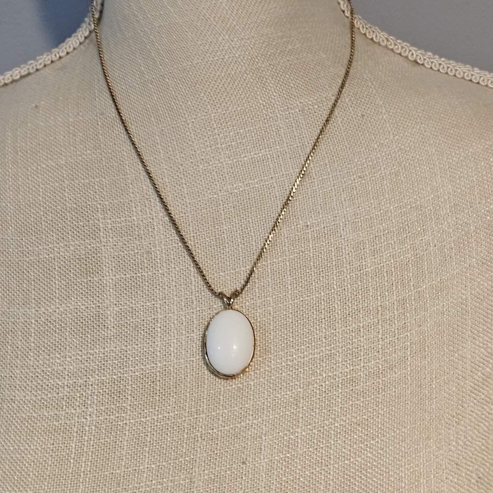 Vintage White and Gold Pendant Necklace